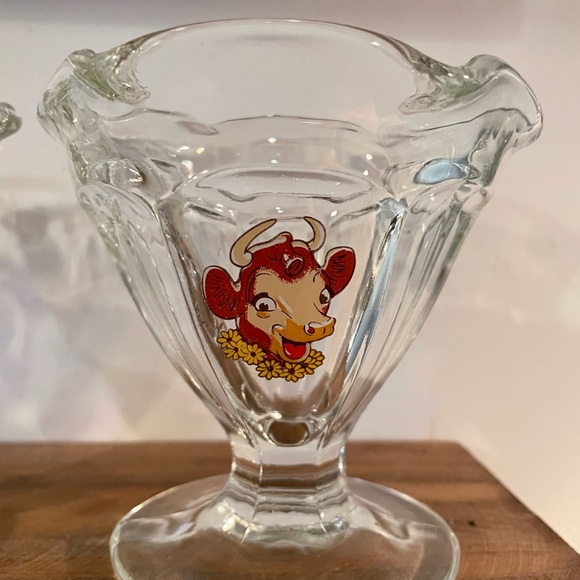 3 vintage Borden’s Elsie the Cow ice cream dishes. - Picture 2 of 3